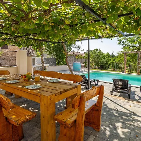 Schoenes In Modrusani Mit Grossem Garten Zminj