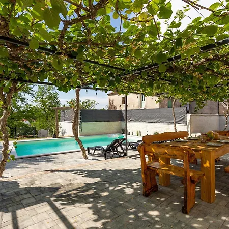 Schoenes In Modrusani Mit Grossem Garten * Zminj