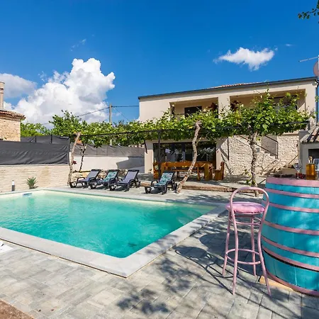 Casa de Férias Schoenes In Modrusani Mit Grossem Garten Žminj