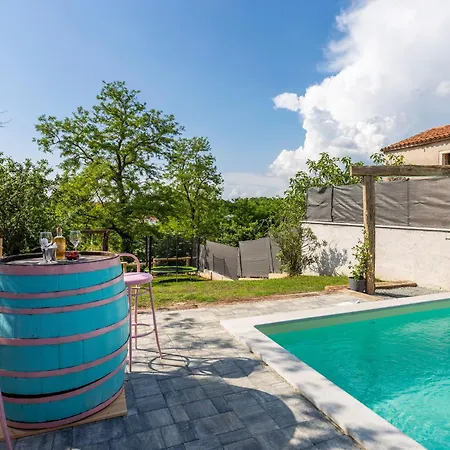 Schoenes In Modrusani Mit Grossem Garten Žminj