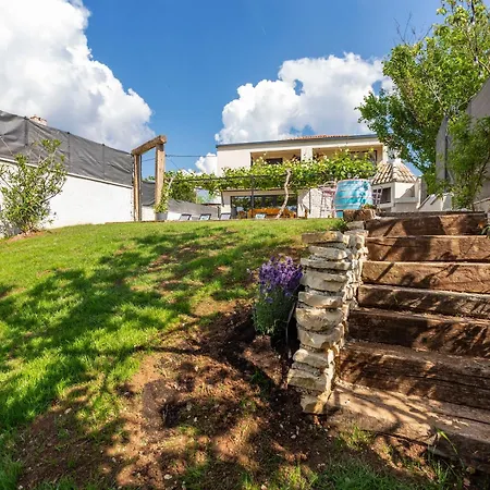 Schoenes In Modrusani Mit Grossem Garten Casa vacanze Žminj