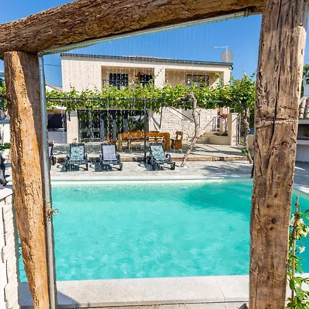 Casa vacanze Schoenes In Modrusani Mit Grossem Garten