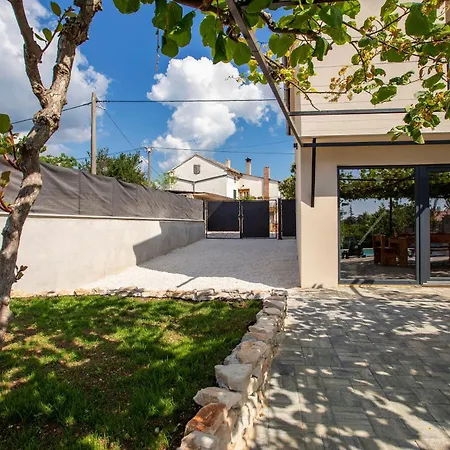 Casa vacanze Schoenes In Modrusani Mit Grossem Garten *