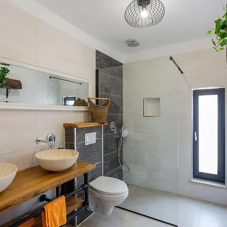 Schoenes In Modrusani Mit Grossem Garten Casa vacanze Žminj