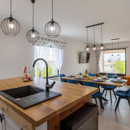 Casa vacanze Schoenes In Modrusani Mit Grossem Garten