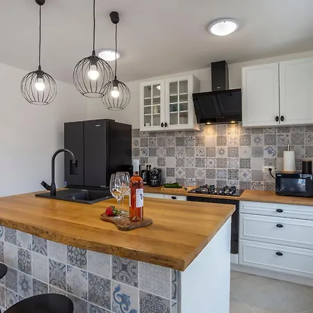 Schoenes In Modrusani Mit Grossem Garten Casa vacanze Žminj