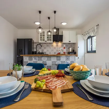 Holiday home Schoenes In Modrusani Mit Grossem Garten Zminj