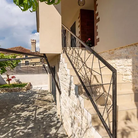 Schoenes In Modrusani Mit Grossem Garten Holiday home Zminj